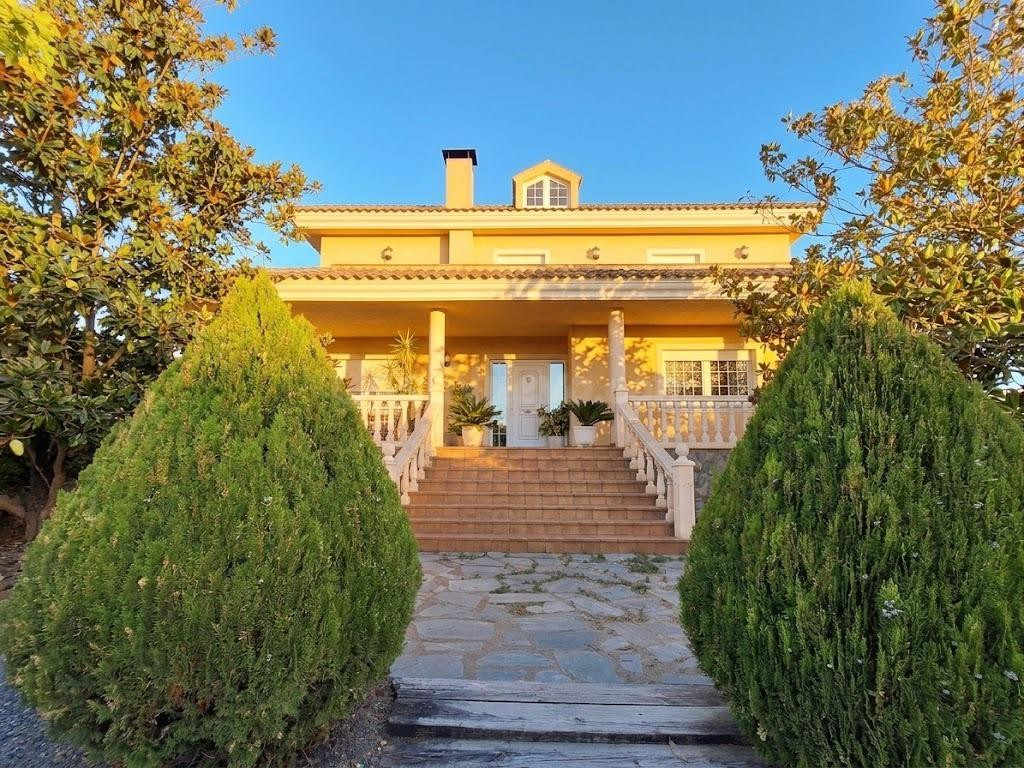 ✨ Villa de lujo con piscina cubierta, jardín y garaje en Banyeres de Mariola✨