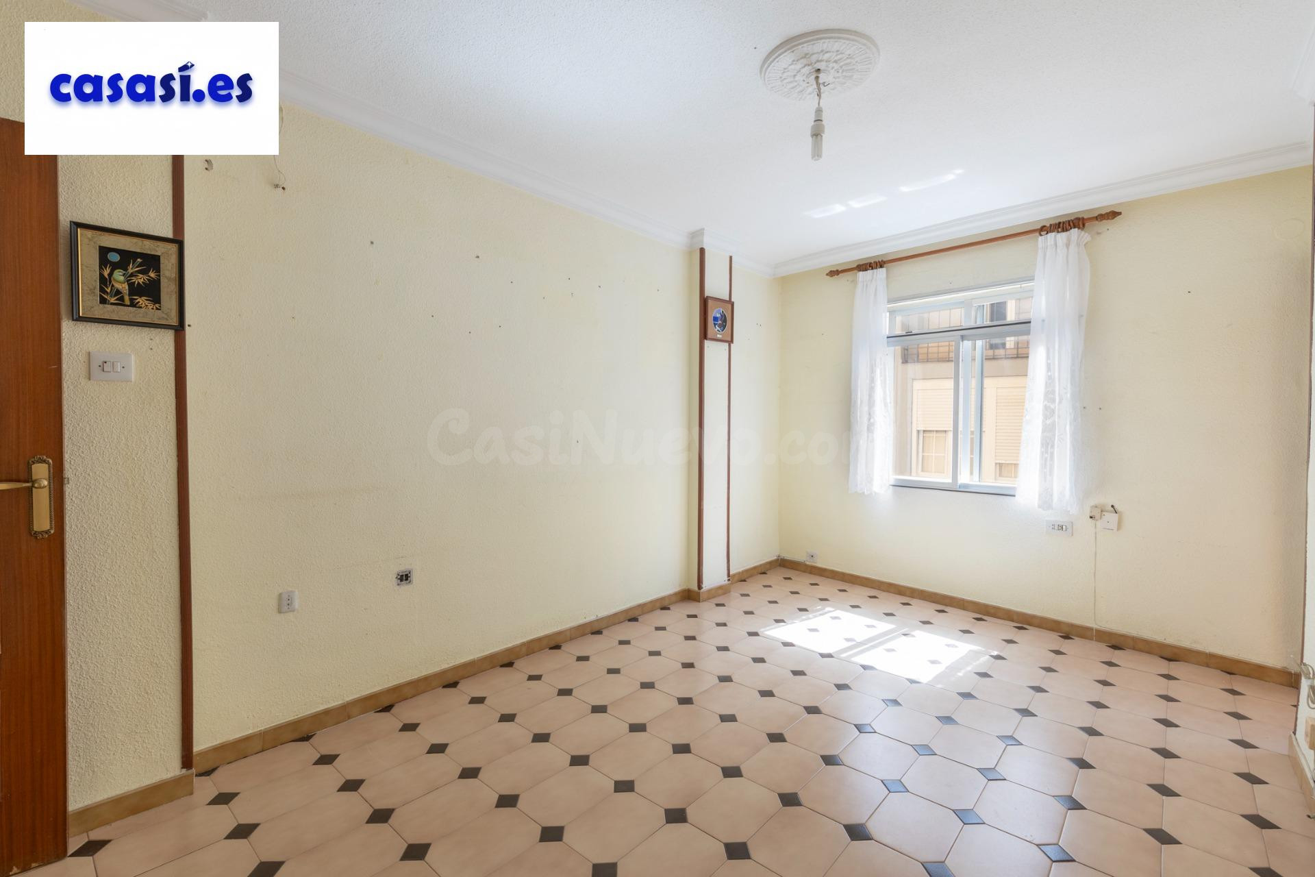 Piso de 3 dormitorios en planta alta, luminoso y con balcón en el Zaidín