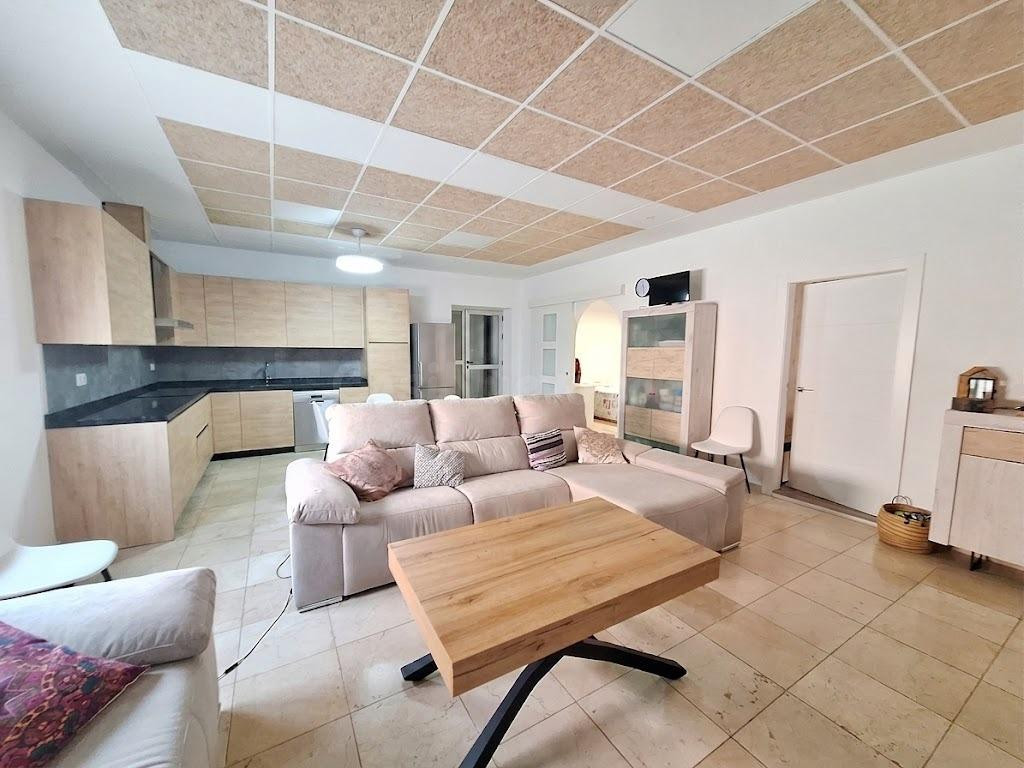 ¡Casa + negocio en Pinoso! Vivienda reformada con garaje y local comercial