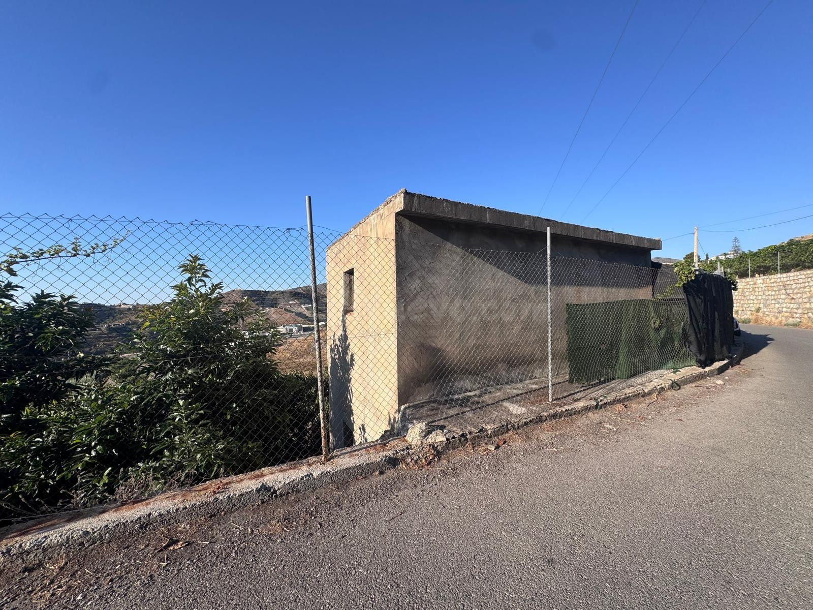 Oportunidad única en Molvízar! Finca rústica con casa de 70 m2 y vistas al mar