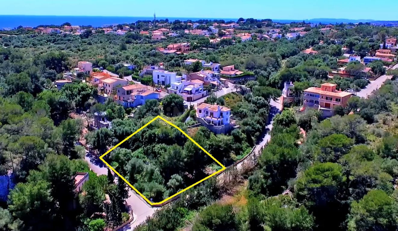 Impresionante solar urbano de casi 1.200 m2 a pie de playa