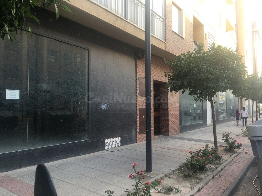 ENORME BAJO COMERCIAL EN LA AVENIDA EUROPA