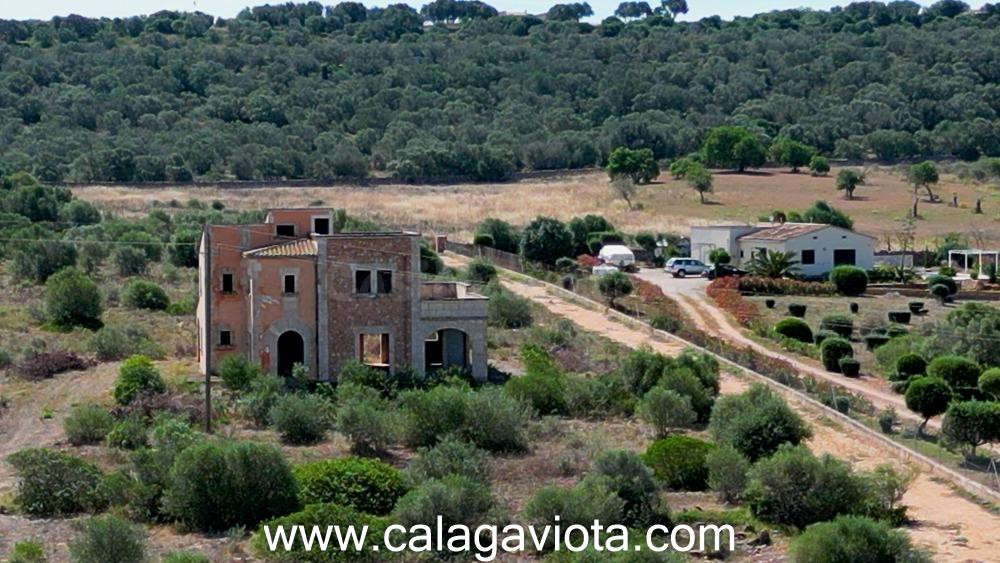 Chalet en construcción a pocos kilómetros de Ses Salines en un entorno idílico