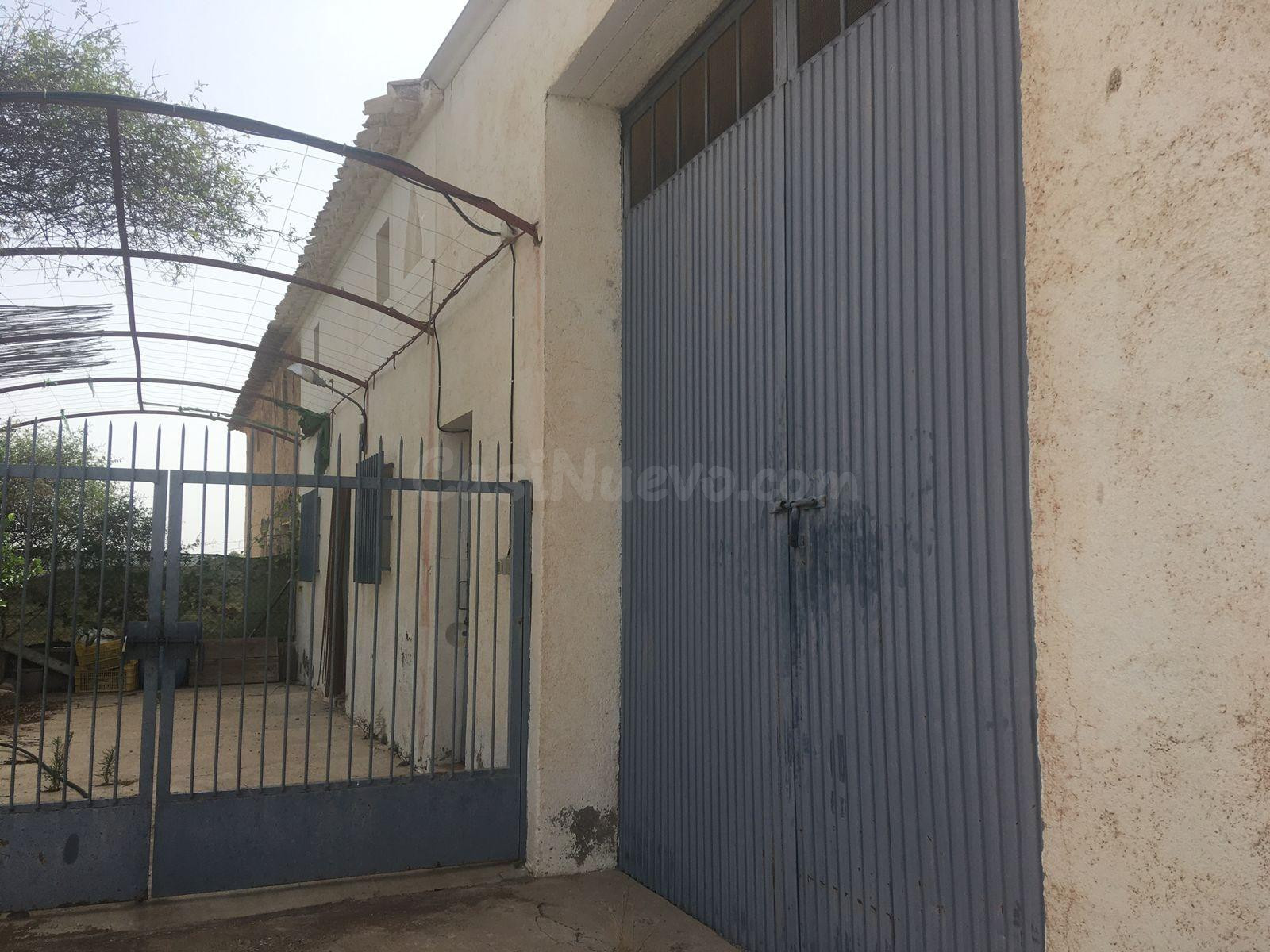TERRENO CON CASA  Y NAVES