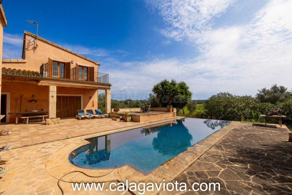 Encantadora casa de campo con piscina, pozo propio y vistas panorámicas en Ses Salines