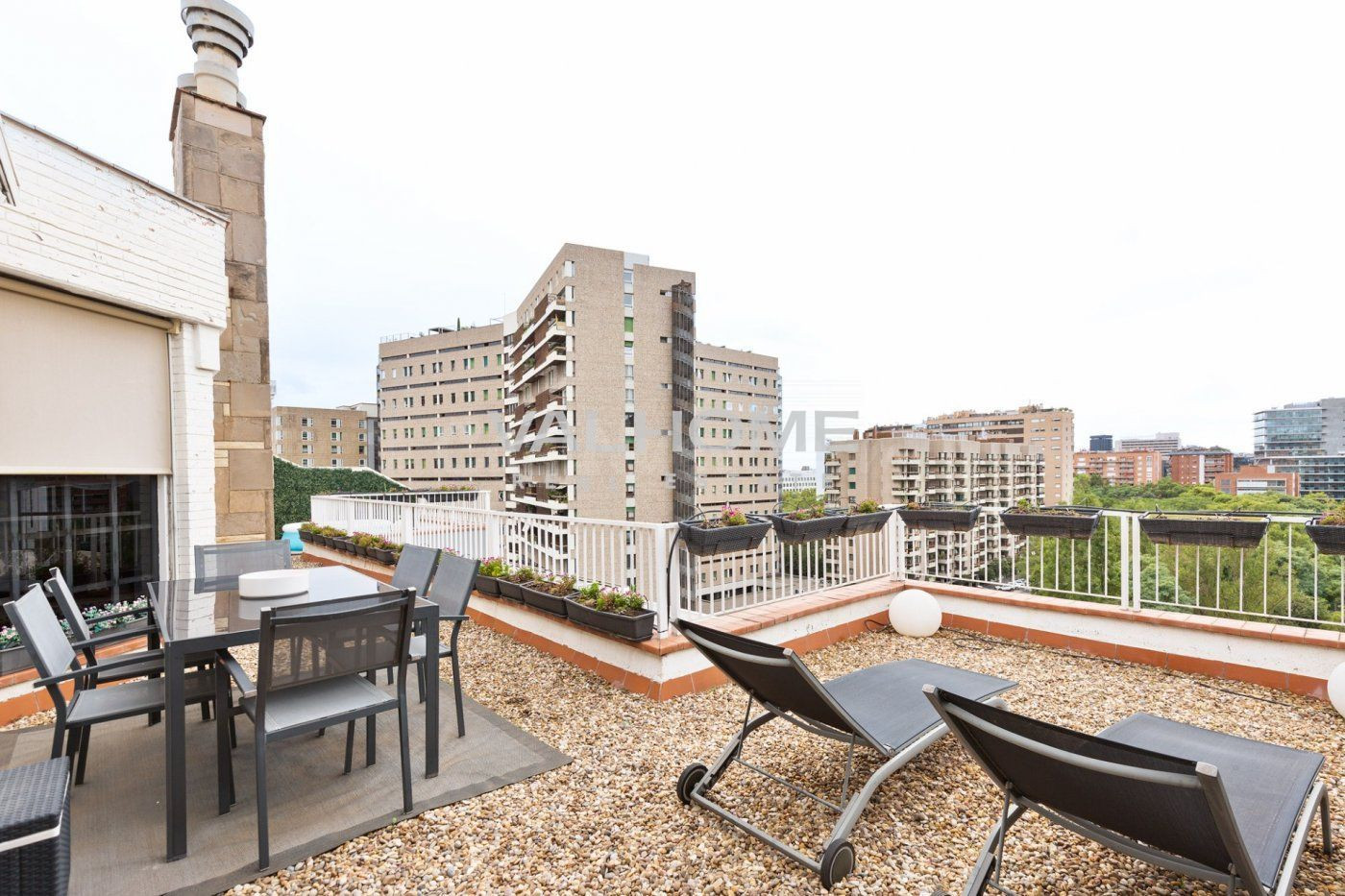 Exclusivo ático con grandes terrazas y espectaculares vistas en venta en Turó Park