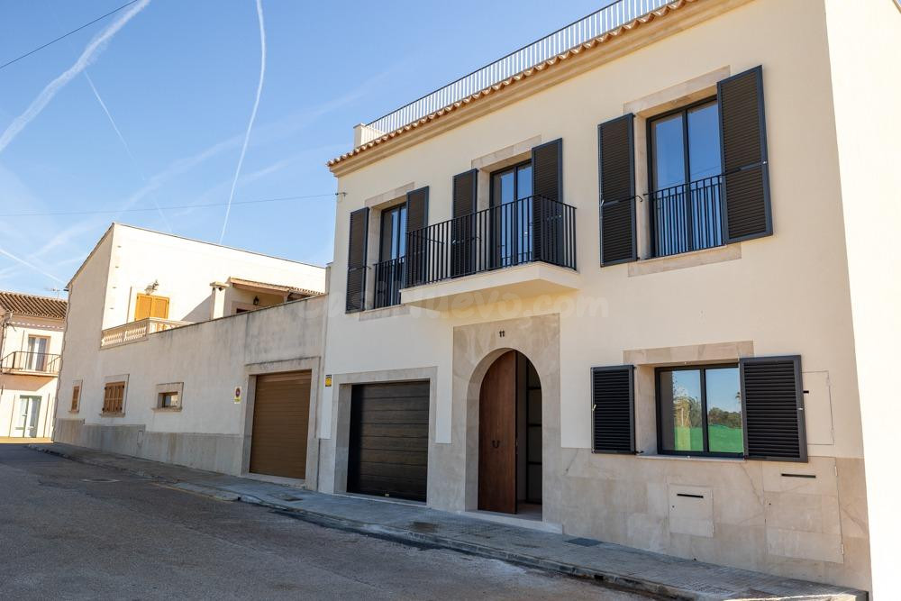 Casa de obra nueva con piscina y garaje en Ses Salines