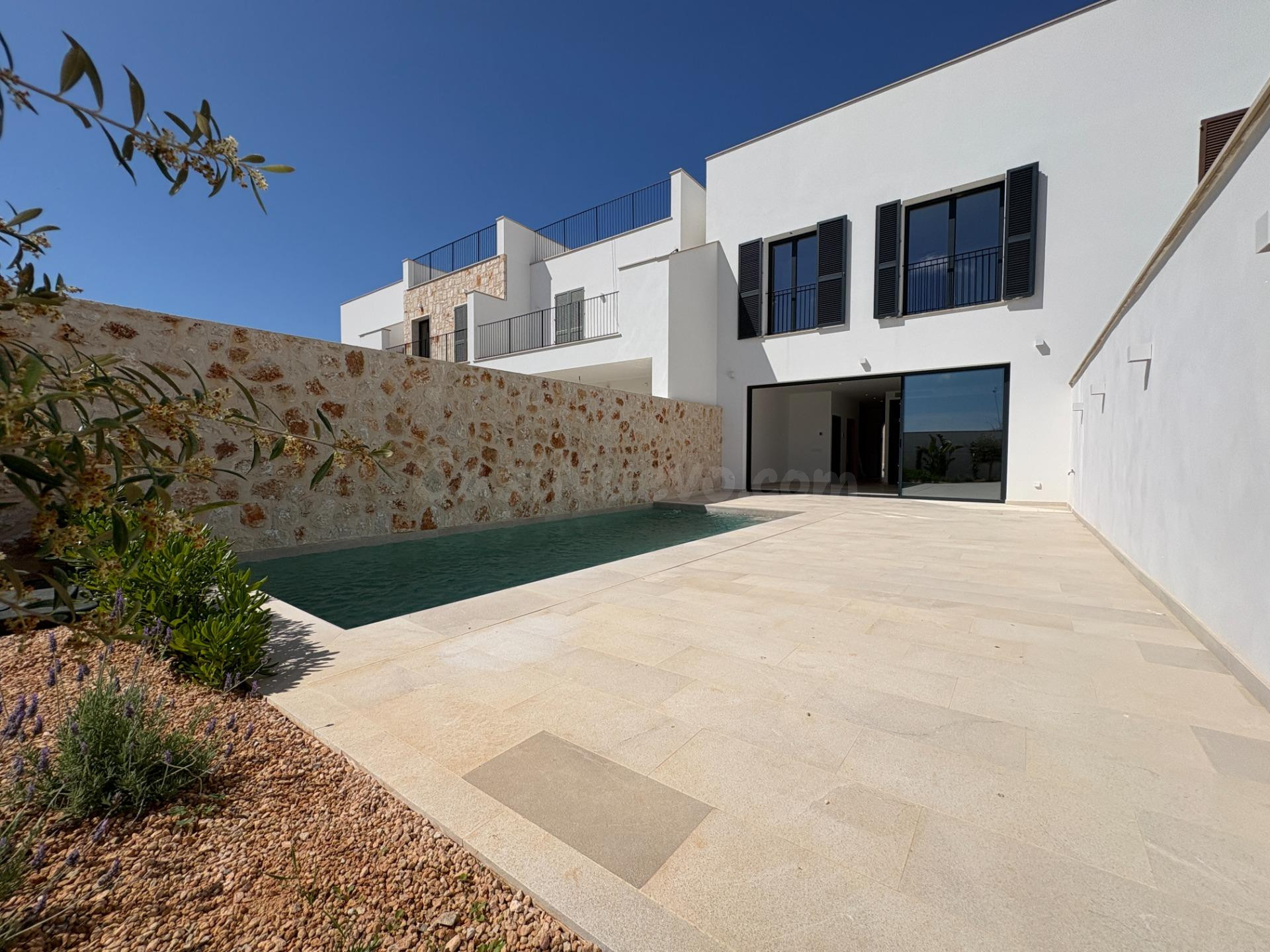 Elegancia contemporánea y confort mediterráneo en el corazón de Ses Salines