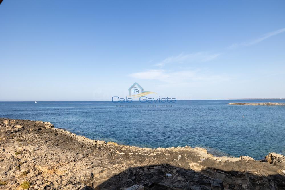 Exclusivo apartamento en primerísima línea de mar con licenc