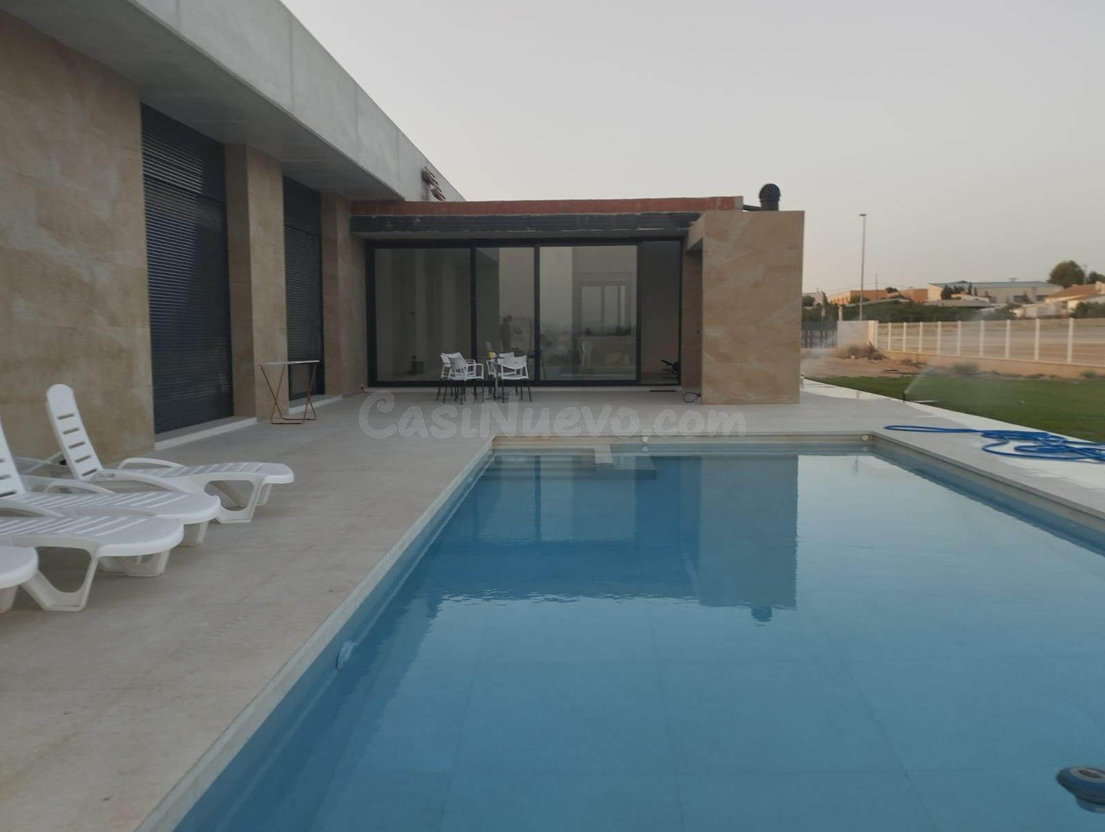 CHALET CON TERRAZA, BARBACOA, JARDÍN Y PISCINA EN PURIAS - LORCA