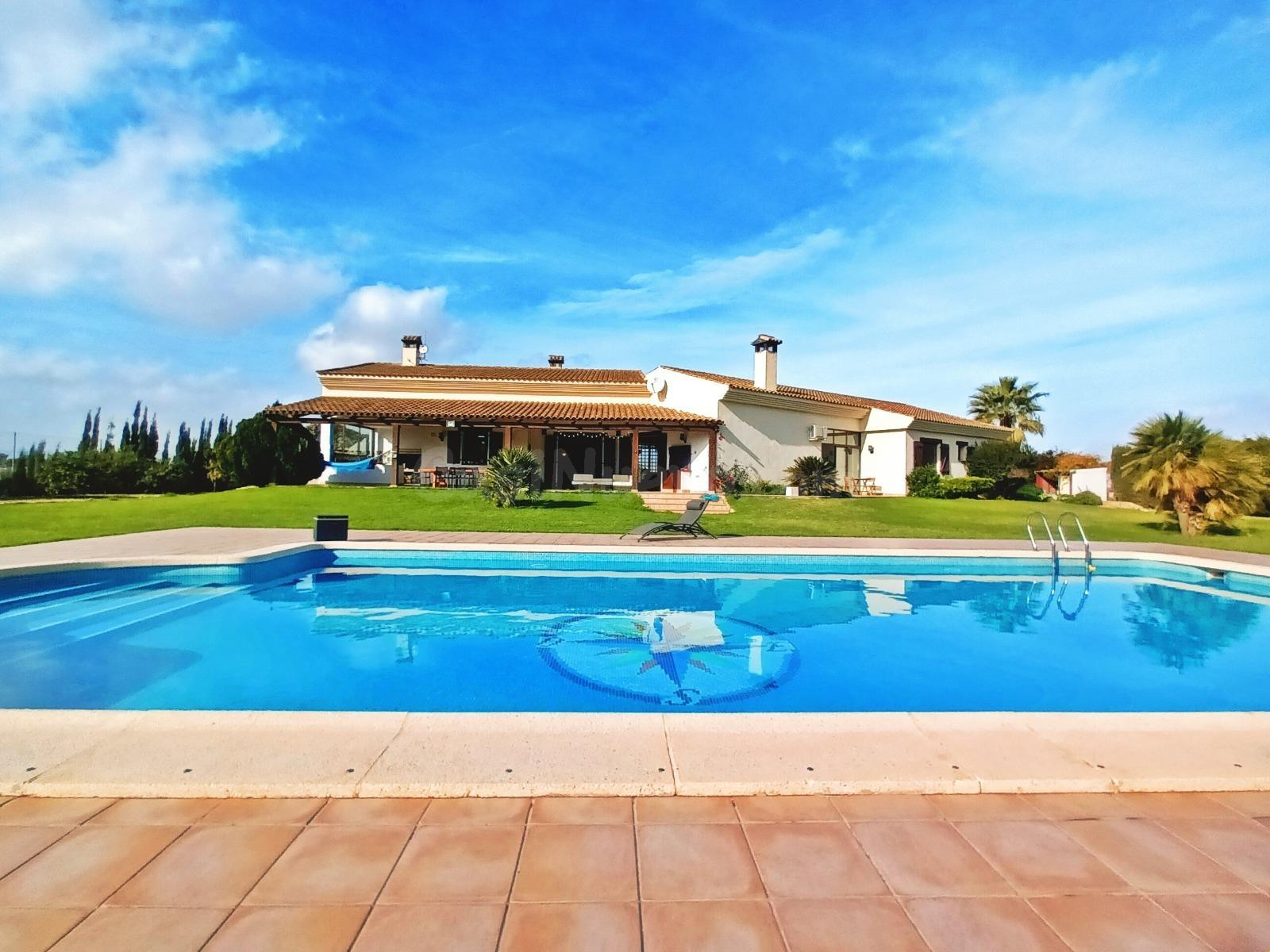 CHALET CON TERRAZA, BARBACOA, JARDÍN Y PISCINA EN PURIAS - LORCA