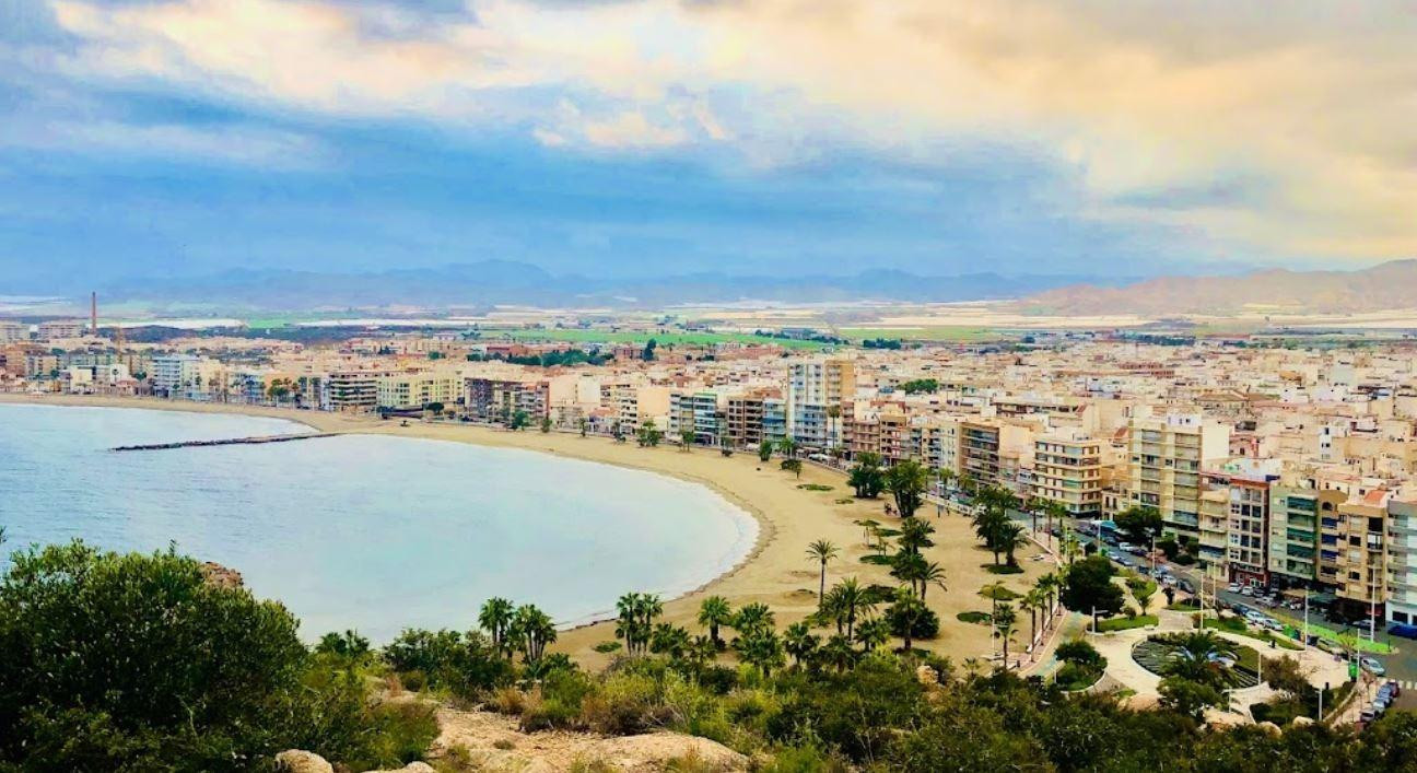 SOLAR PARA CONSTRUIR PROMOCIÓN DE VIVIENDA EN EL CENTRO DE AGUILAS - PRÓXIMO AL MAR
