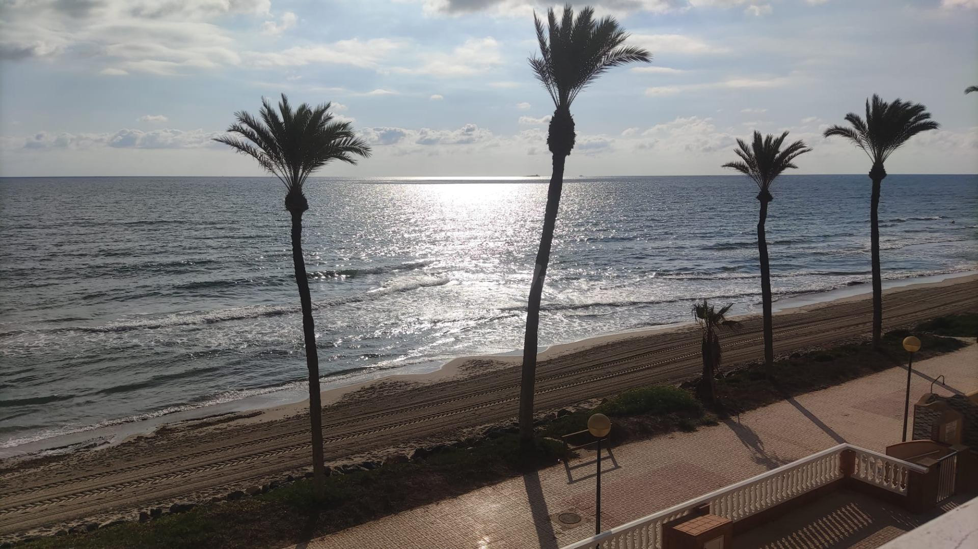 ESPECTACULAR PISO EN PRIMERA LINEA  DEL MAR MEDITERRANEO