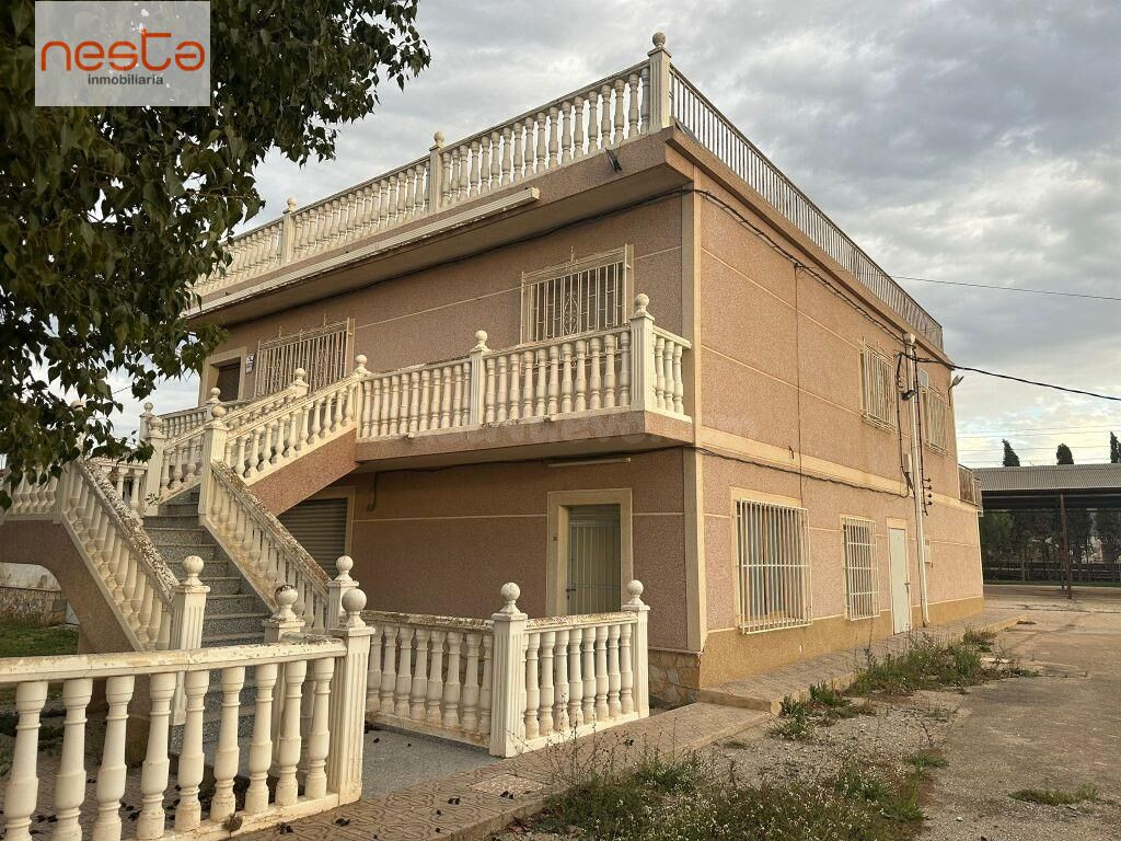 Terreno con Casa, Nave, Almacenes y Cobertizo en Purias