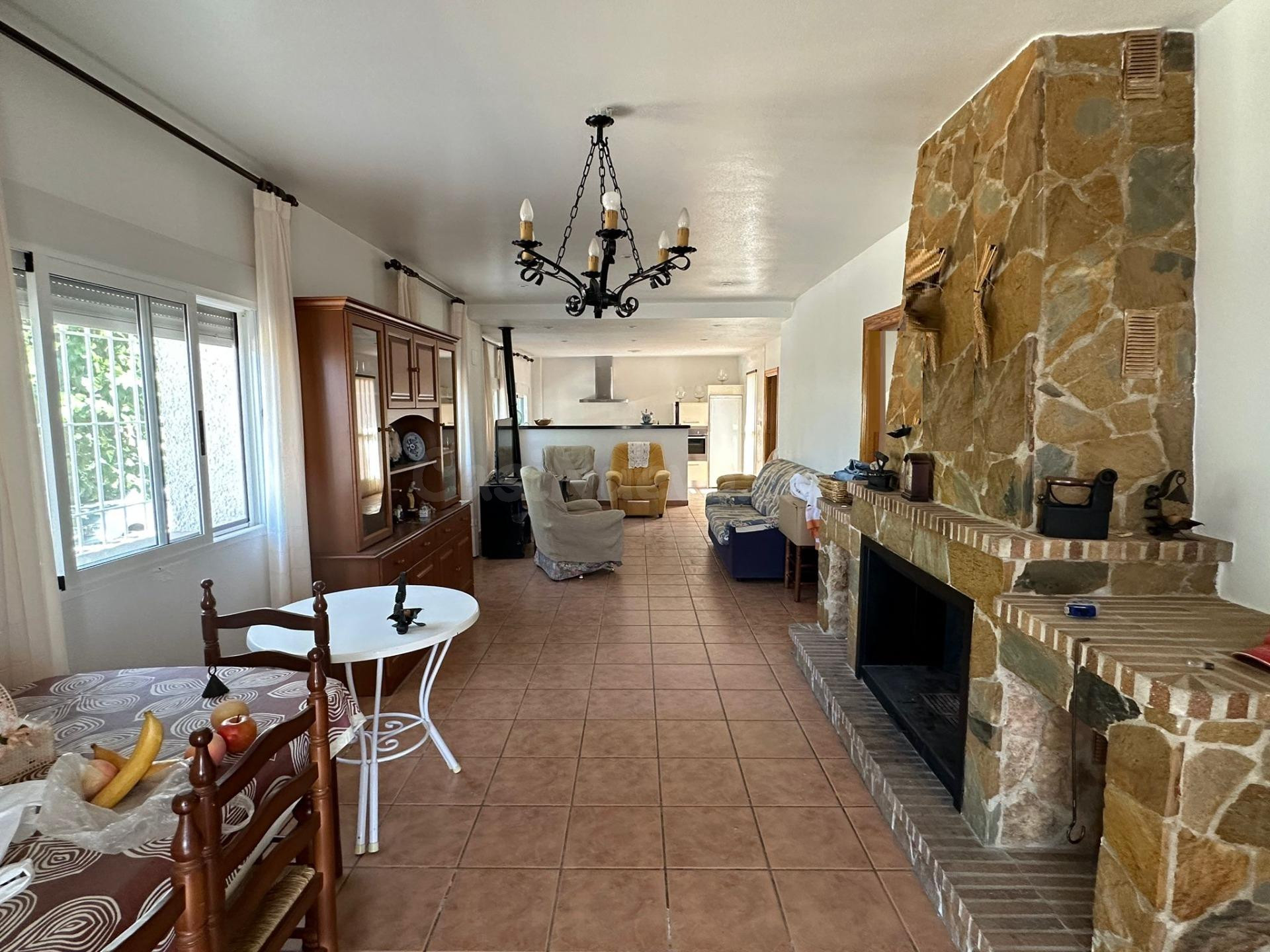 CASA-CHALET de PUEBLO con ALMACÉN de 35 m2 y NAVE de 100 m2 sobre PARCELA de 660 m2