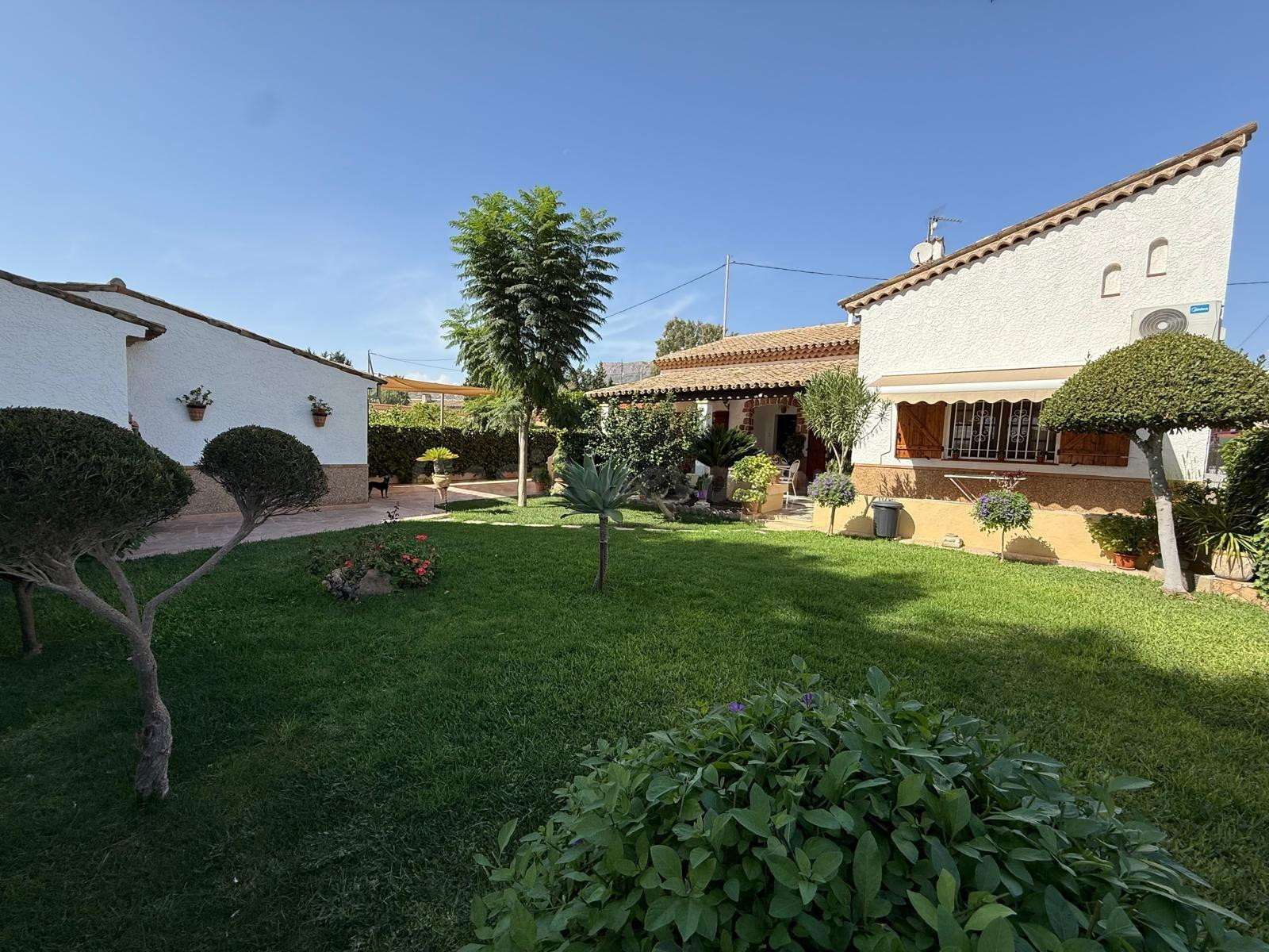 HERMOSO CHALET TRADICIONAL EN PARCELA MUY PRÓXIMO AL CASCO URBANO DE LORCA