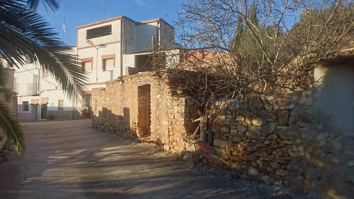 Casa+ dos terrenos VENTA en Vall d'Alba , 170 m.casa, terreno olivos 4.000 mt almendros 30.000 mt