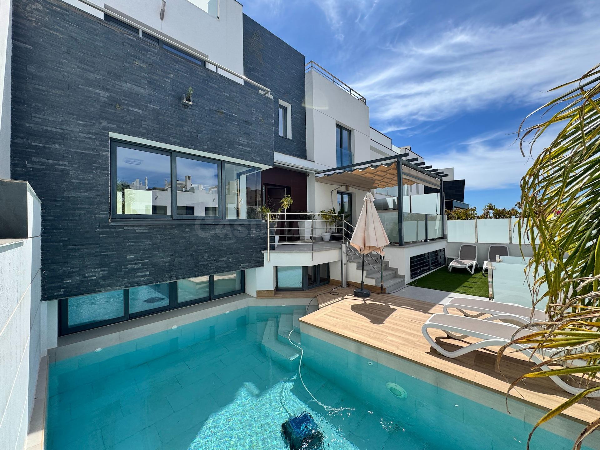 Villa moderna con vistas al mar en venta en Nerja