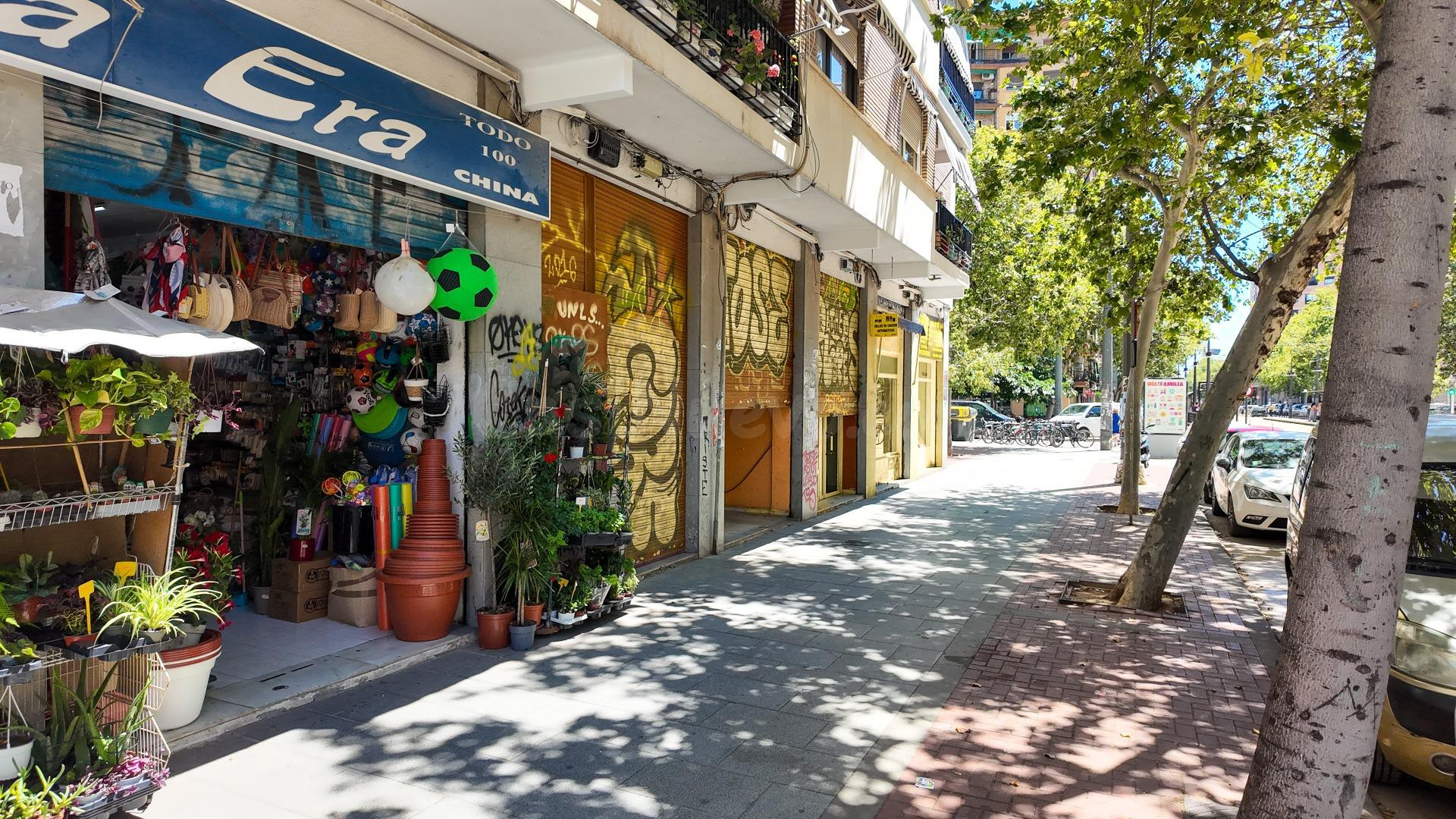 ESPECTACULAR BAJO COMERCIAL CON 7 ESCAPARATES, ESQUINERO Y SALIDA DE HUMOS¡¡ EN BENIMACLET