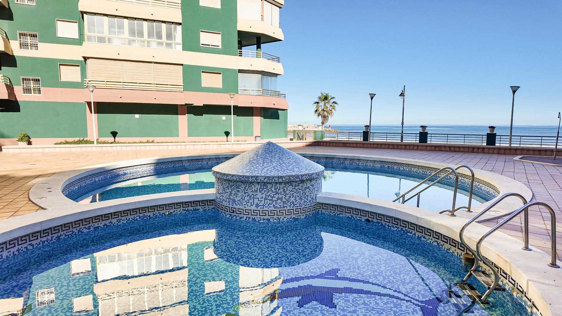 IMPRESIONANTE APARTAMENTO EN PRIMERA LINEA DEL MAR - foto 2