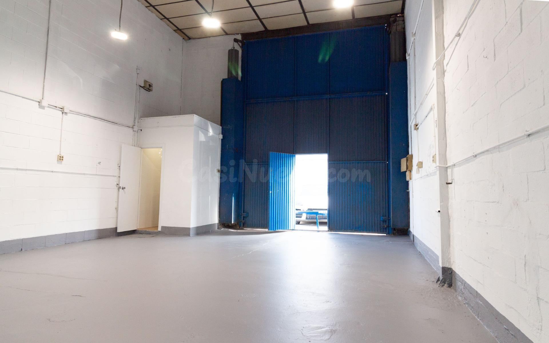 Amplia Nave Industrial en Su Eminencia - La Oliva, Sevilla por €125.000