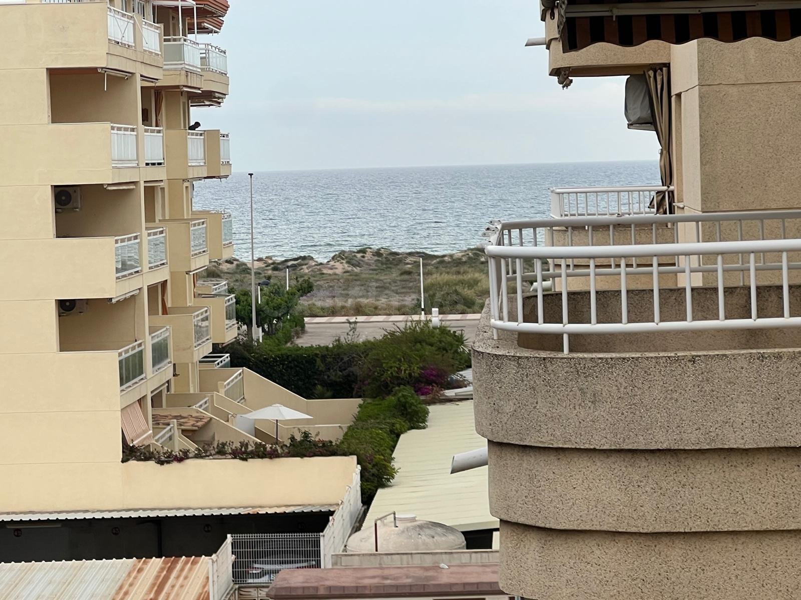 Apartamento con vistas al mar en Playa de Daimús: tranquilidad y calidad de vida junto al Mediterráneo
