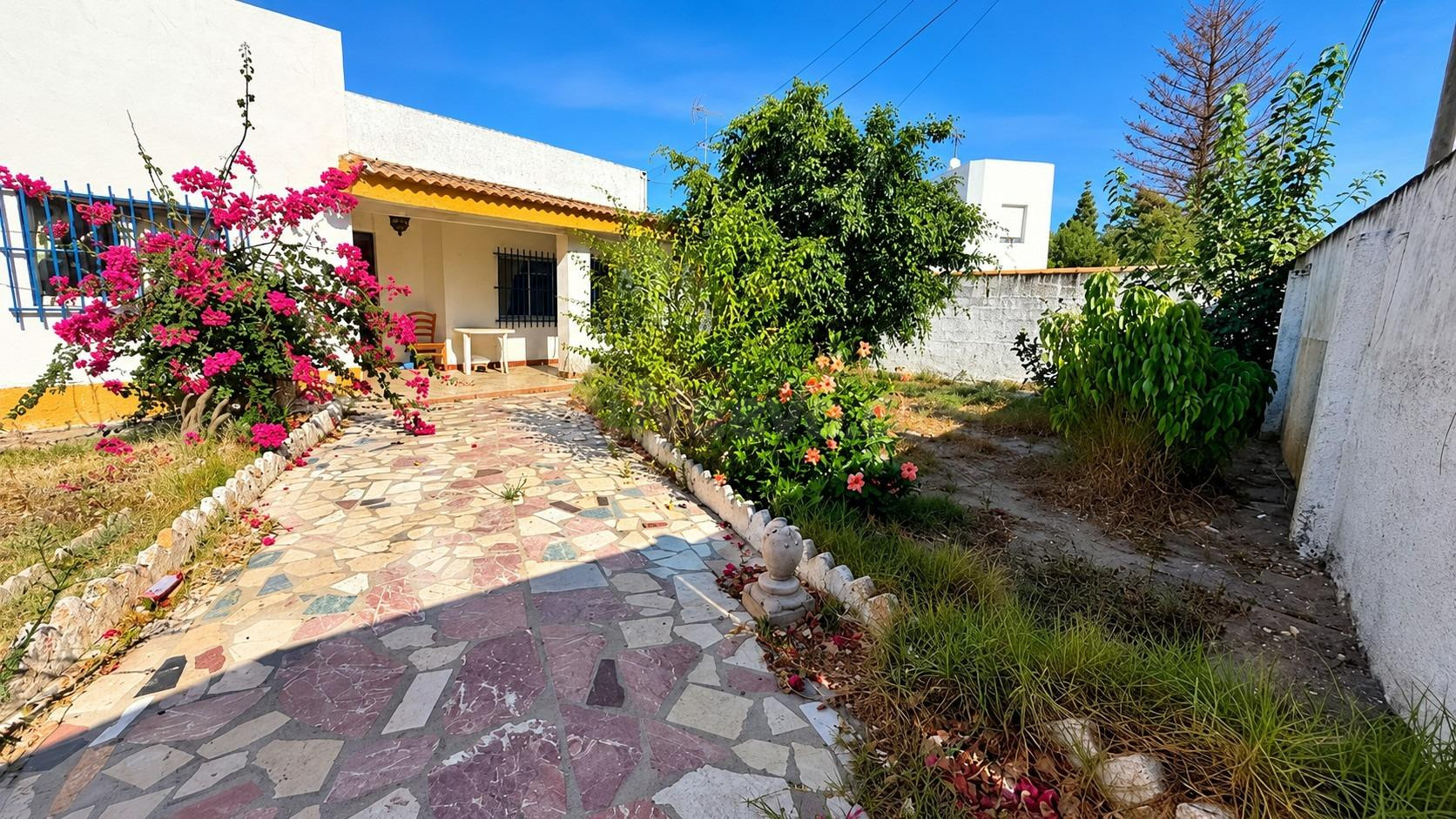 CHALET URBANO PARA REFORMAR EN PARCELA SEGREGADA.