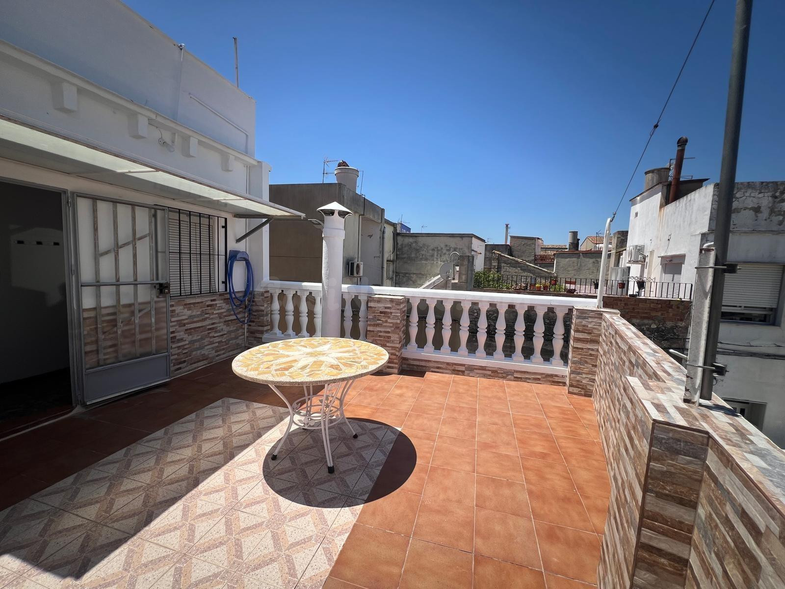 Piso en alquiler anual con amplia terraza en La Font d'en Ca