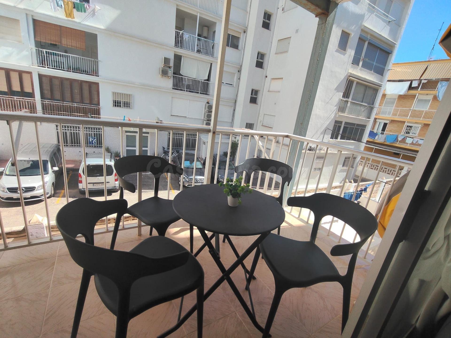 Acogedor apartamento con terraza junto a la playa
