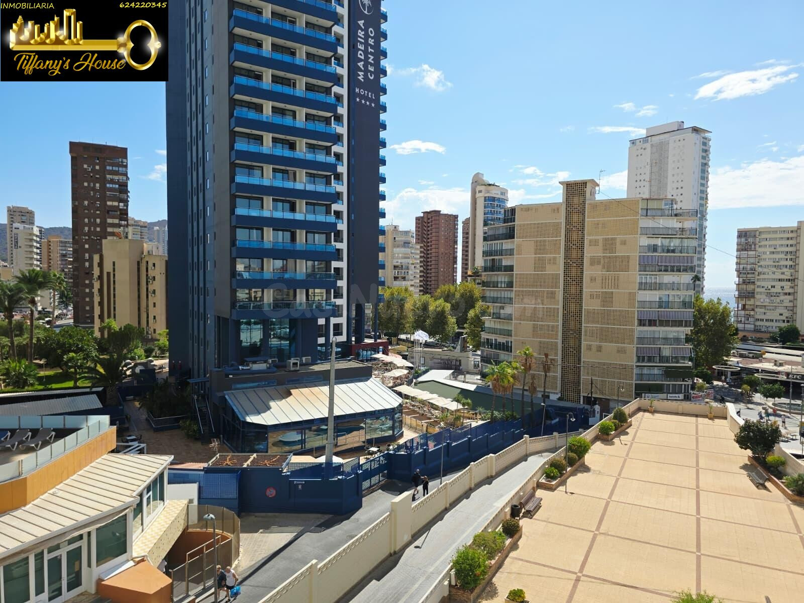 PISO EN EL CENTRO DE BENIDORM, PISCINA, PARKING COMUNITARIO CON VISTAS AL MAR