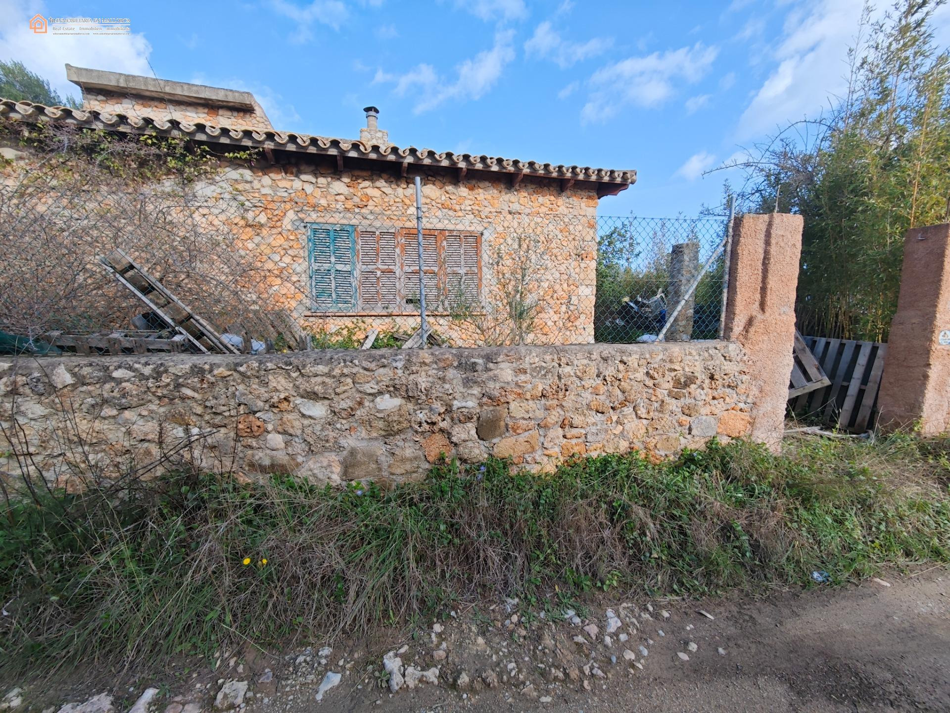 Finca Rústica en Capdepera A Reformar con Construcción Existente y Más de 8.000 m2 de Terreno
