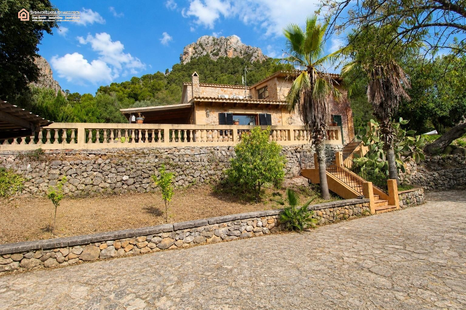 Finca Rústica Con Piscina, Amplias Terrazas y Vistas a la Montaña en Bunyola