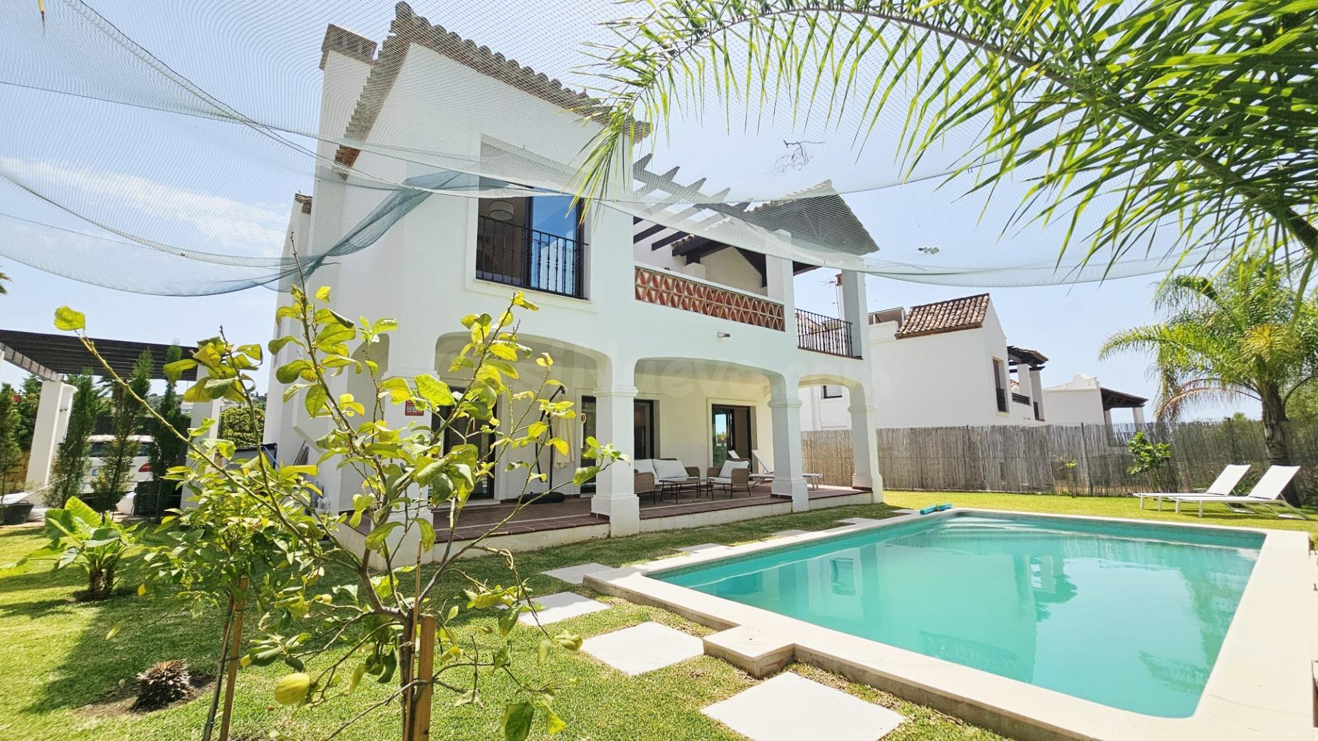 Te brindamos esta elegante y luminosa villa anclada en pleno golf de Azata, una de las zonas más tranquilas y privilegiadas de Estepona.