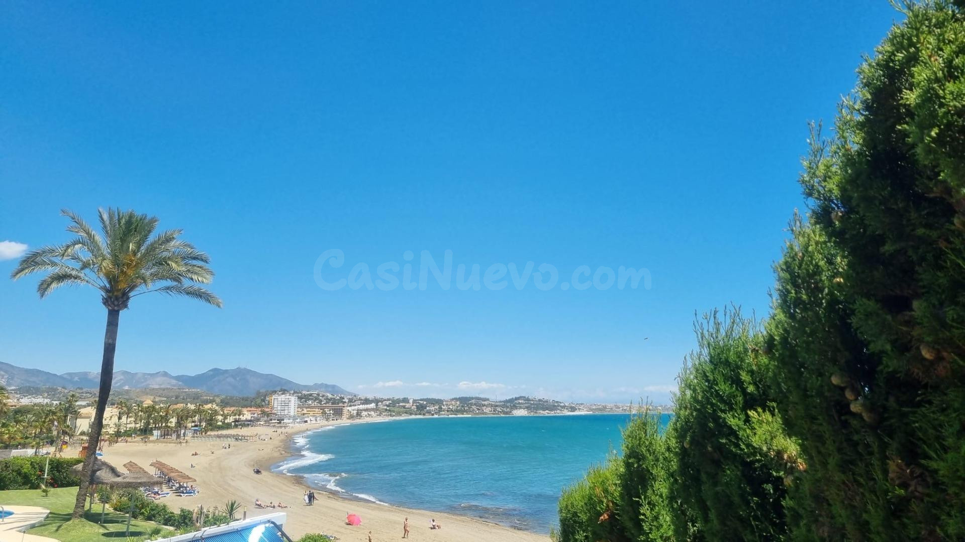 Precioso apartamento en primera línea de playa con vistas laterales parciales al mar en una codiciada urbanización en La Cala de Mijas