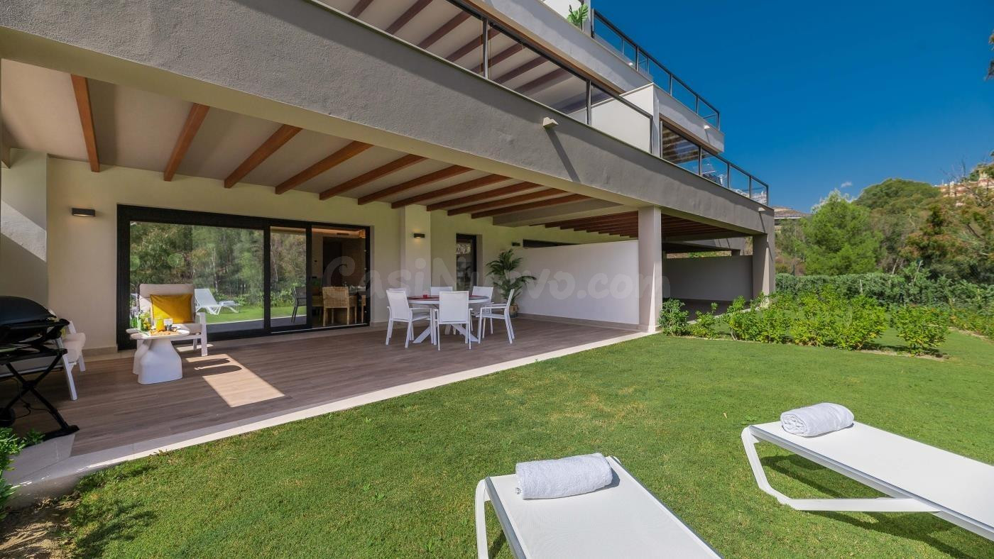 Espectacular apartamento moderno de esquina con gran terraza y jardín privado en Nueva Andalucía.