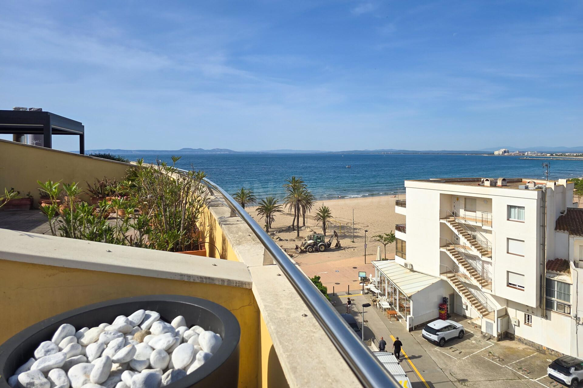 Ático en 1º línea de mar, con solárium, preciosas vistas y l - foto 2