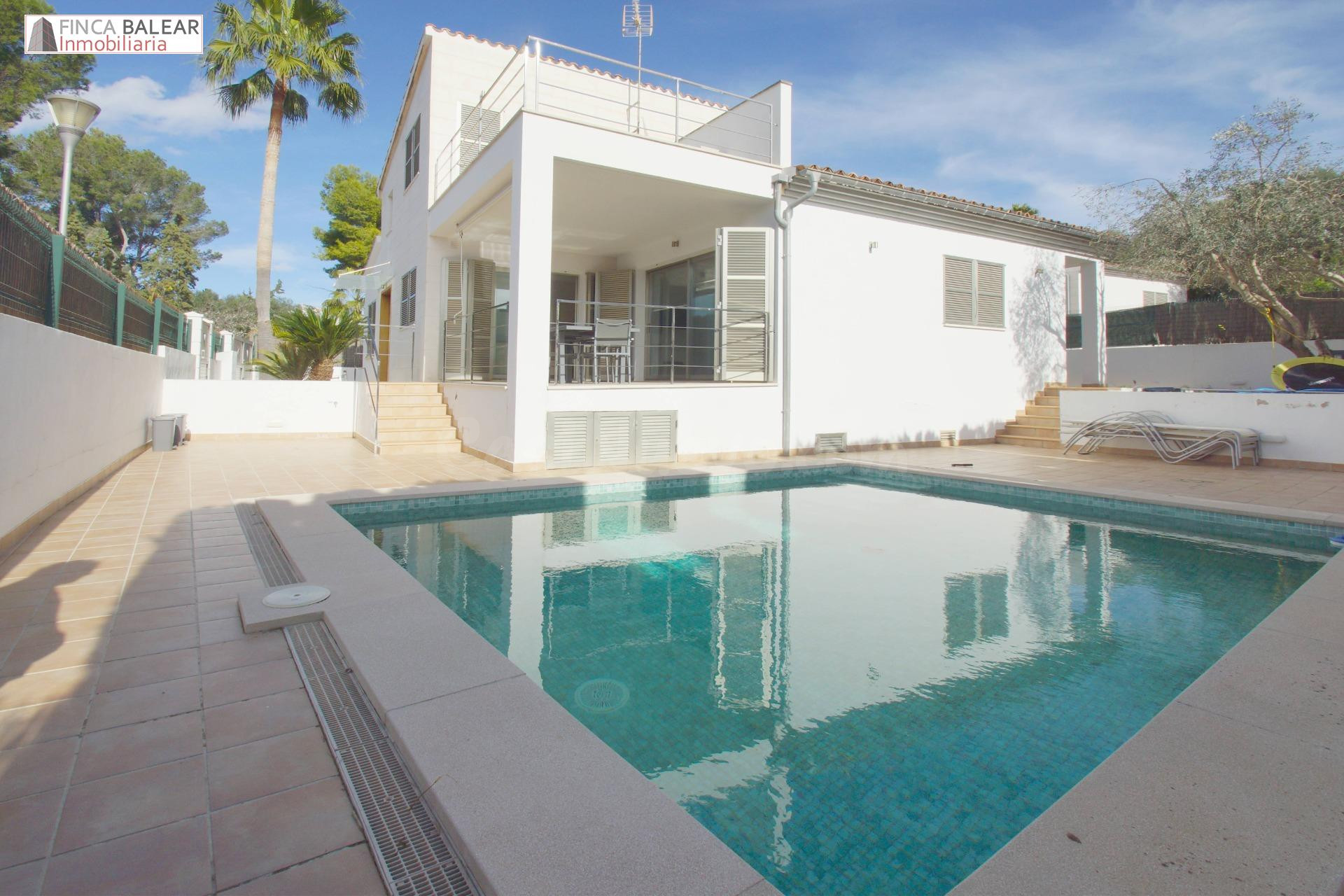 Moderno chalet con piscina y jardin en la exclusiva zona de Bonaire, Alcudia