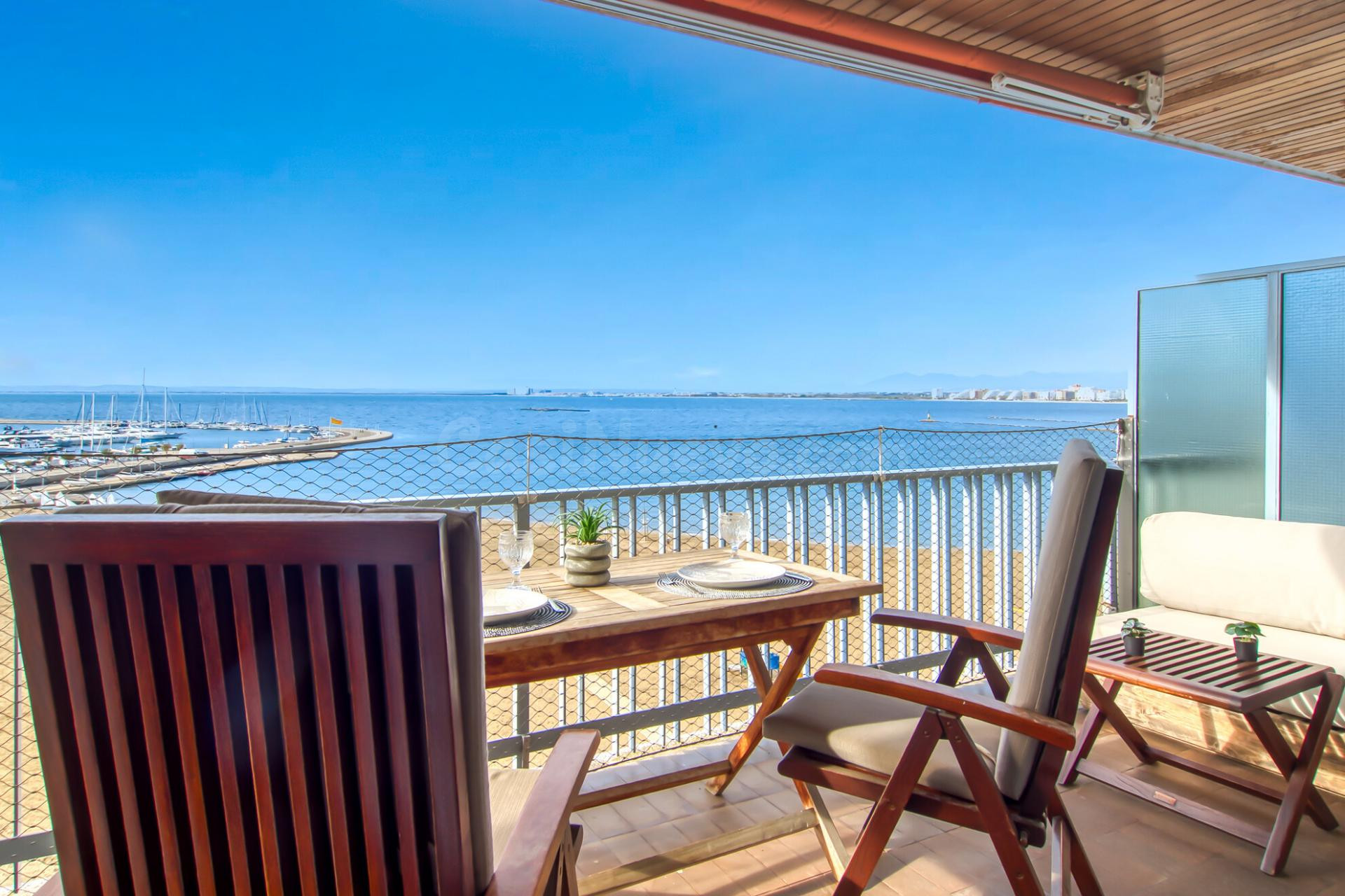 Exclusivo apartamento con vistas a la bahía de Roses.