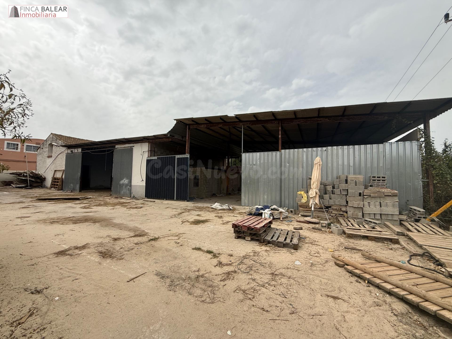 Solo se alquila por un año, luego cada seis meses, prorrogables. Solar de 1160m2, con 3 naves a modo de almacén, sumando un total de 500 m2 techados y cerrados