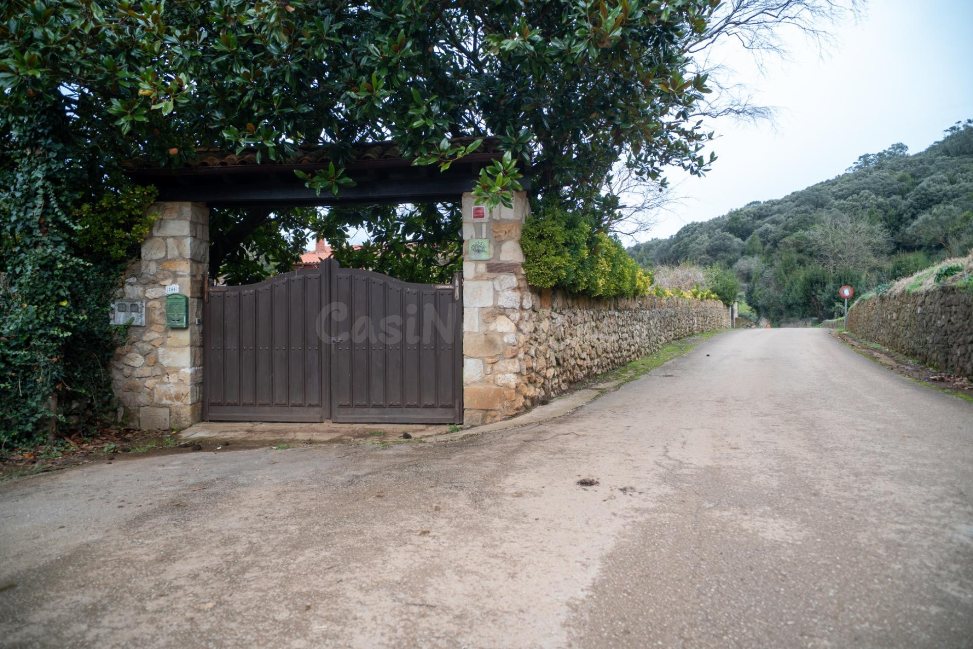 CASA CON TERRENO EN OREÑA