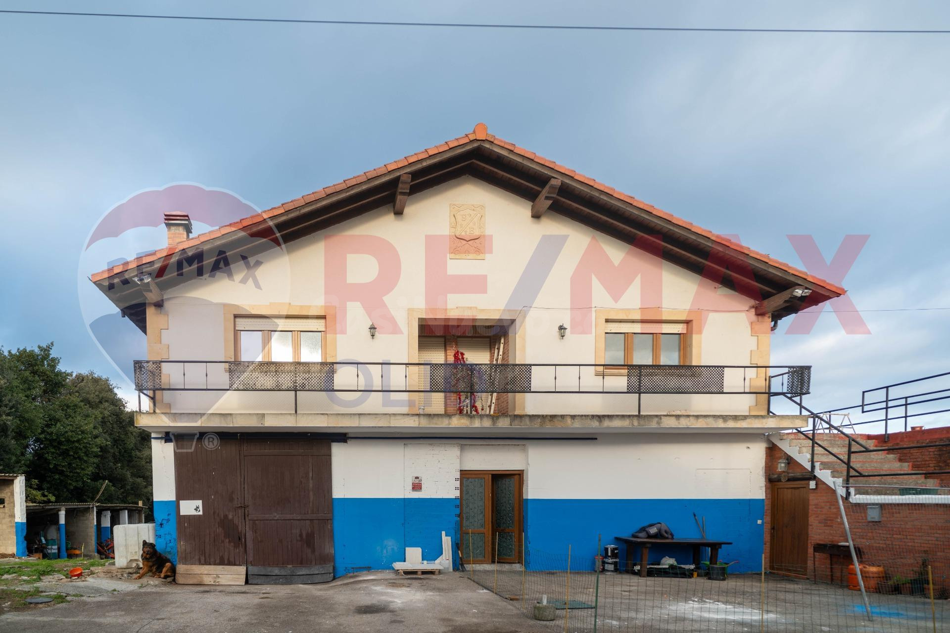CASA CON NAVE INDUSTRIAL Y TERRENOS EN AJO