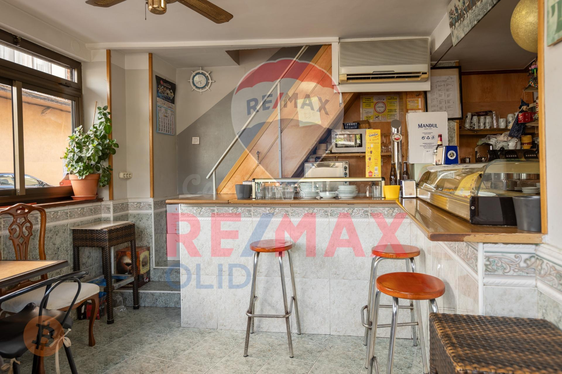 ¡NEGOCIO EN FUNCIONAMIENTO! BAR con Terraza frente a Mercadona
