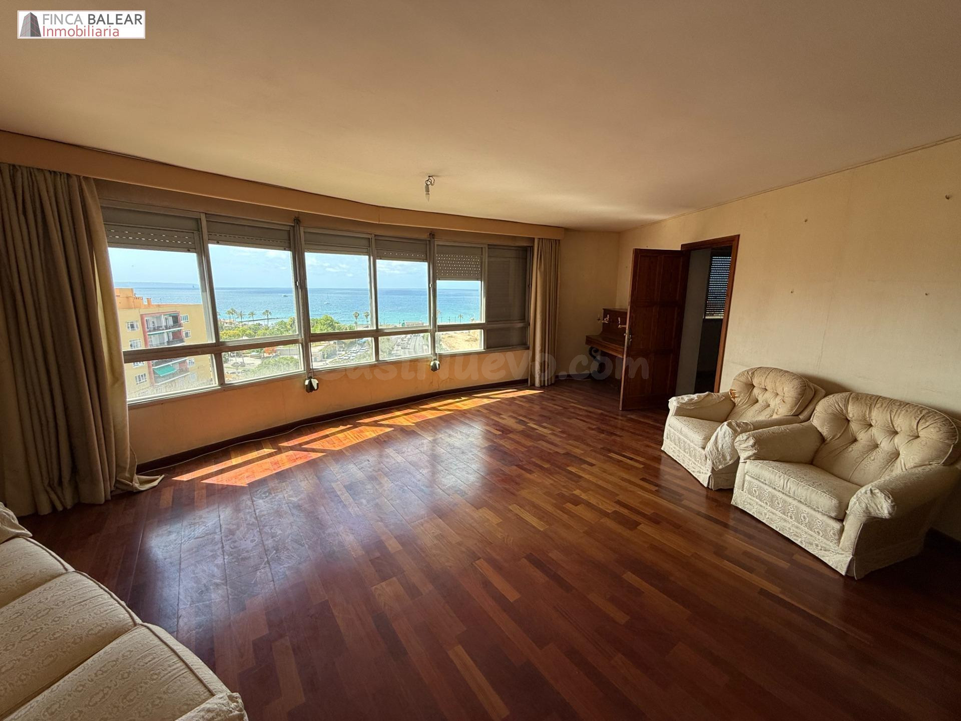 Sexto piso con ascensor, para reformar, con parking incluido