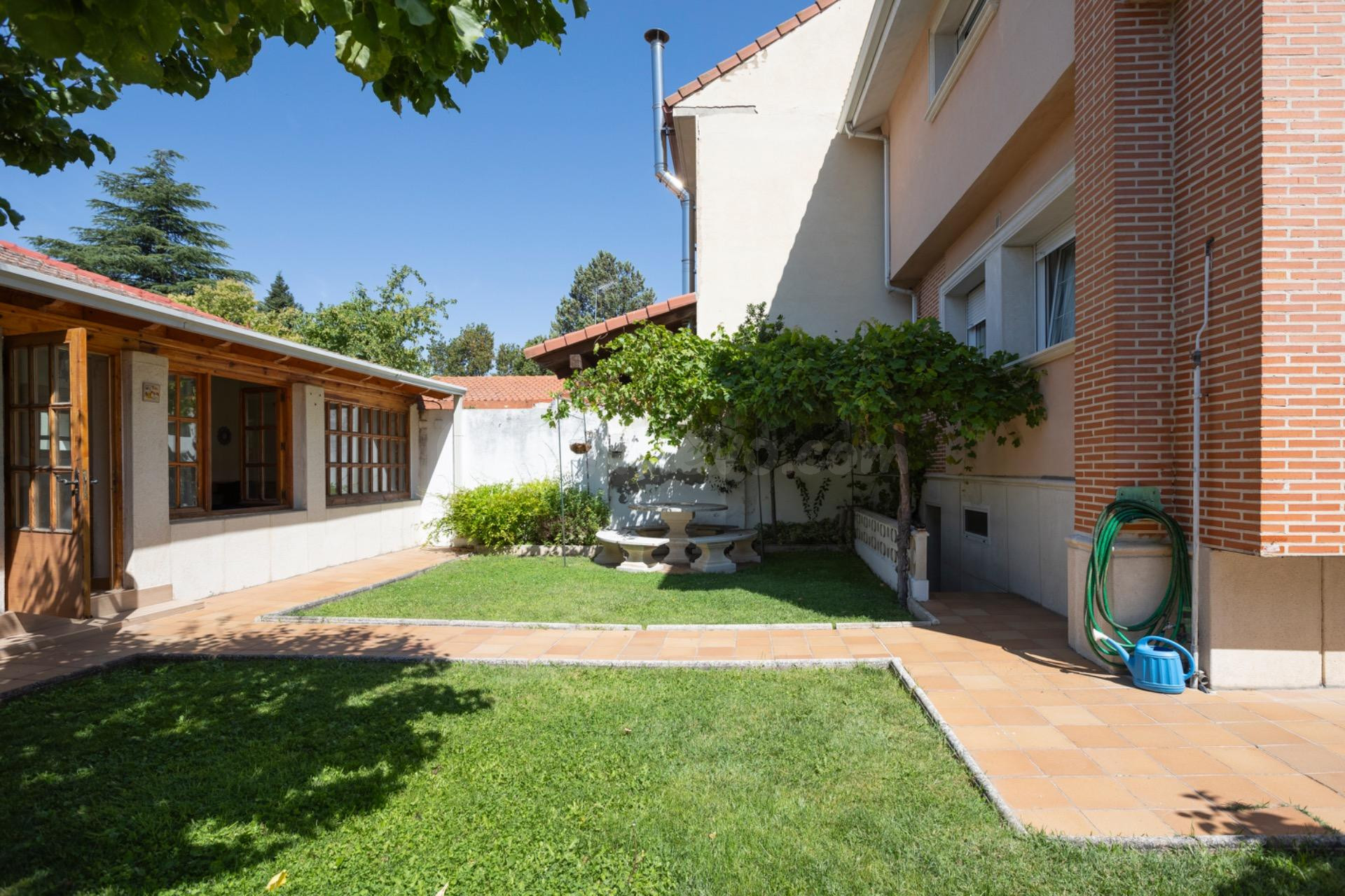Magnifica parcela con dos viviendas independientes, jardín, garaje y bodega con chimenea
