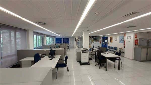 Oficinas situadas en edificio del año 1966 en una de las calles más comerciales del centro de Granada