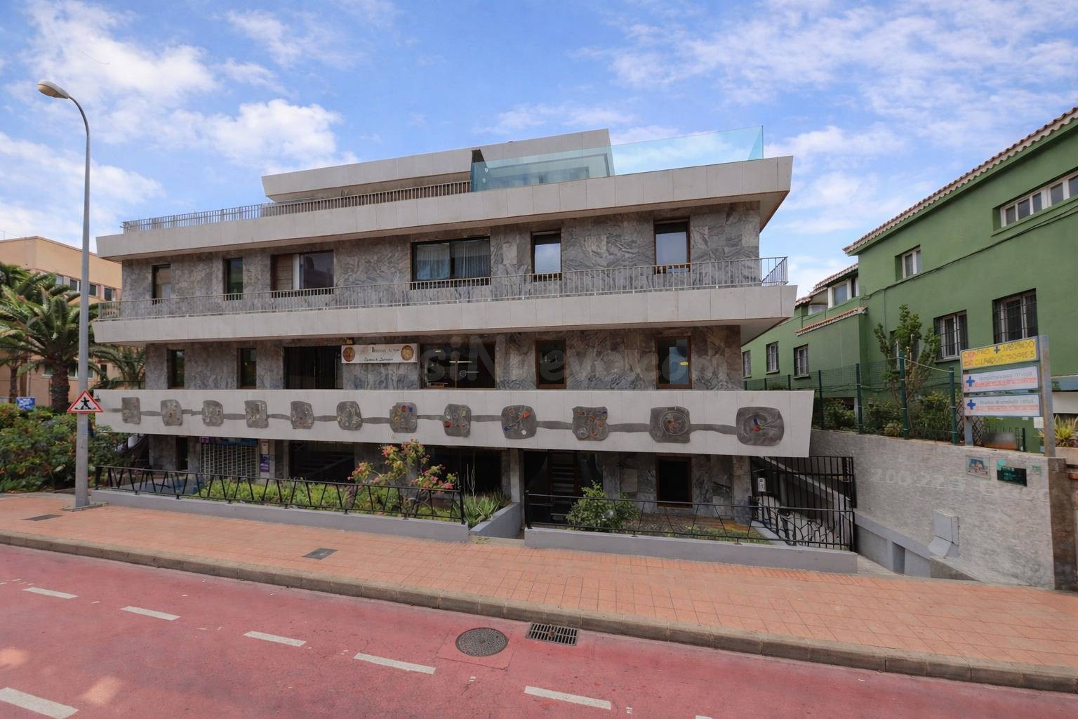 Amplio Local Comercial en Planta Baja y Primera con Excelent