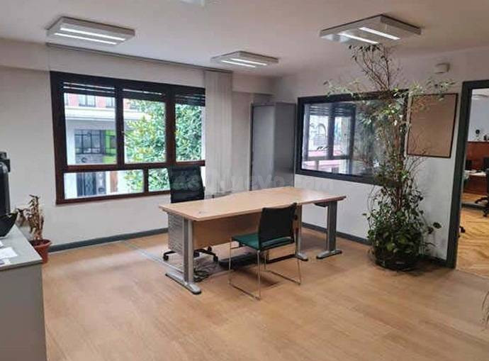 Oficina en planta primera en una de las principales calles de Oviedo