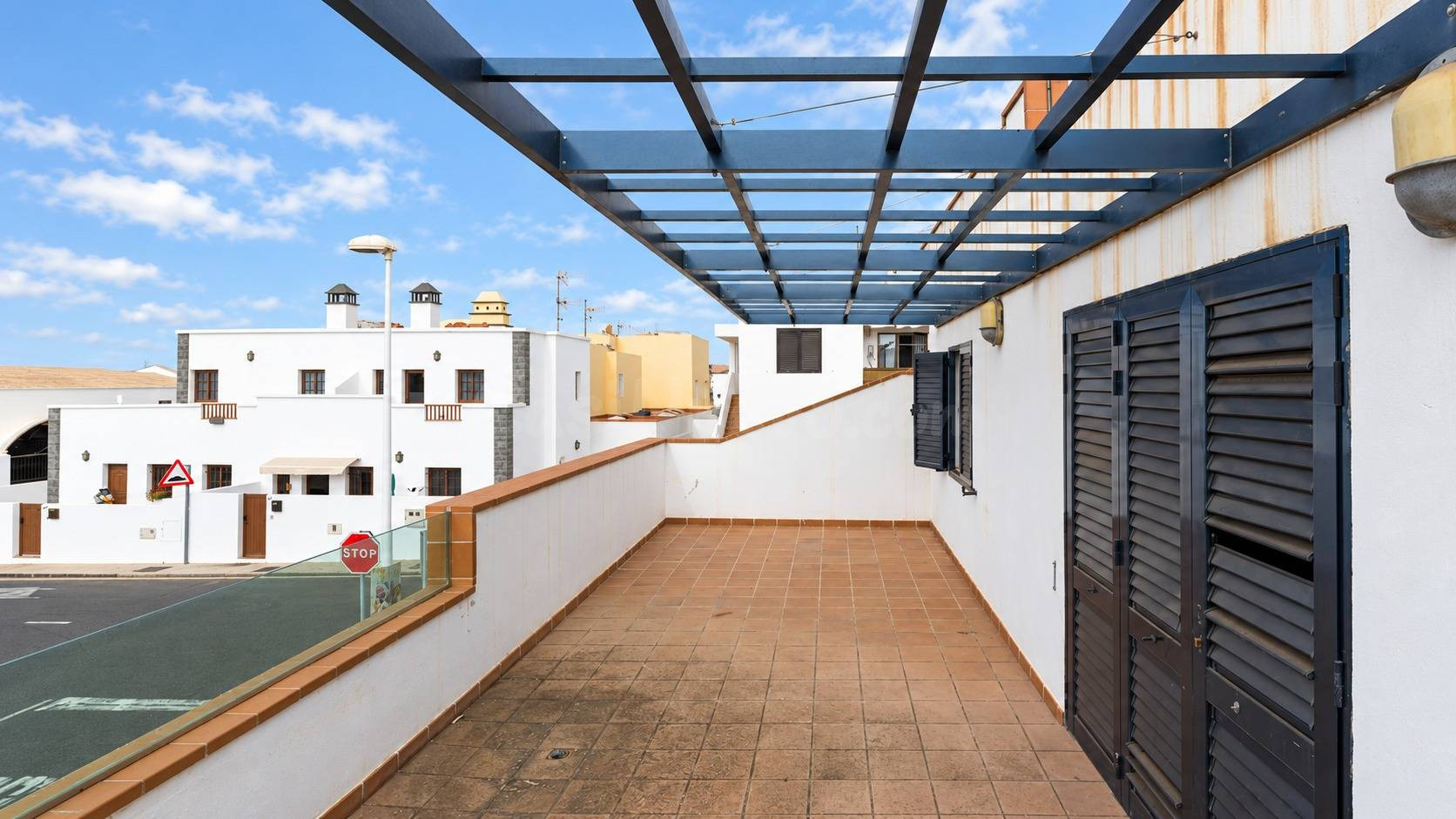 PISO | Terraza y vida junto al mar en Playa Honda - foto 2