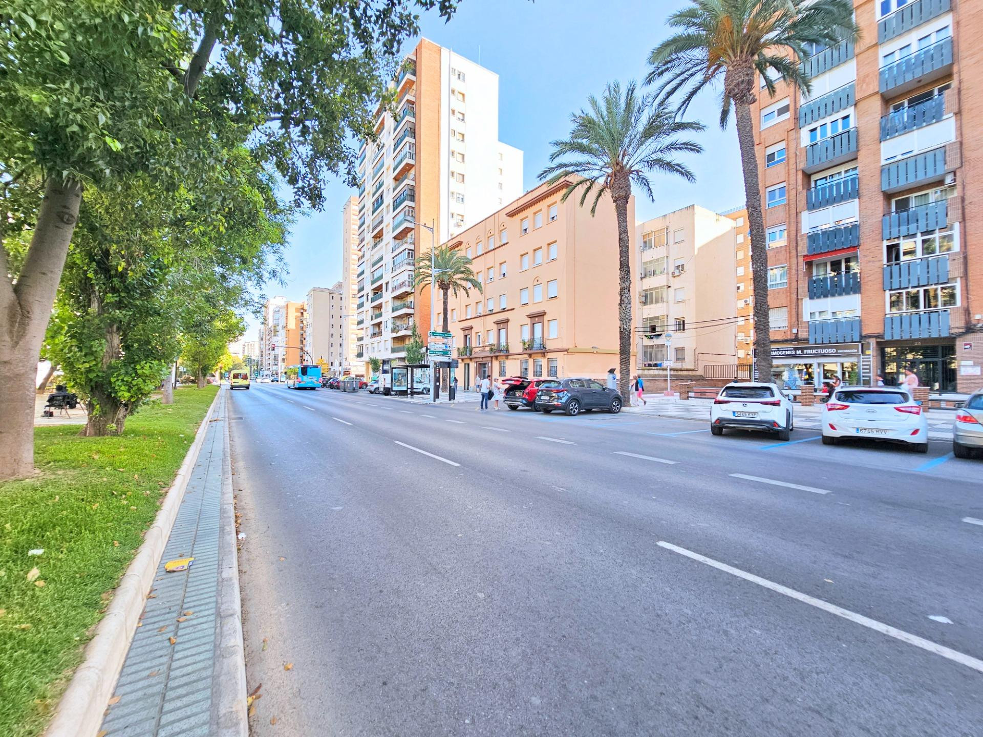 Se vende amplio piso de 4 dormitorios en Alameda de San Antón junto a El Corte Inglés