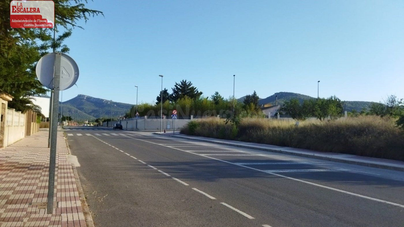 SOLAR URBANIZADO QUE SEGÚN LA NORMATIVA DA PARA HACER 6 ADOSADOS.